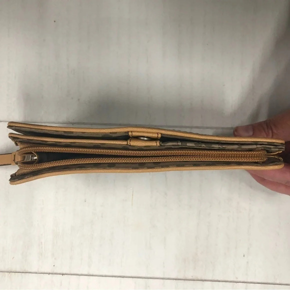 RELIC WALLET canvas Material With Embroidered Flower Inside Card Slots EUC - Picture 3 of 10